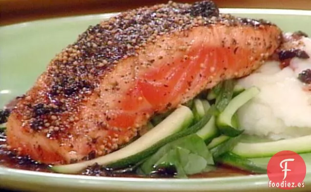 Salmón a la Mostaza y Pimienta con Salsa de Vino Tinto