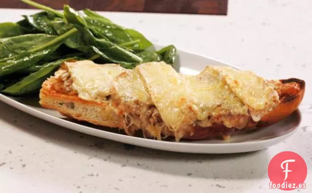 Sopa de Cebolla Francesa Con Pizzas de Pan Francés y Ensalada con Vinagreta de Dijon