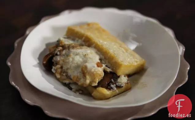 Cazuela Apilada de Polenta y Champiñones