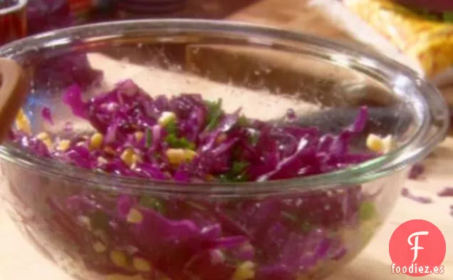 Ensalada de Maíz y Repollo Rojo