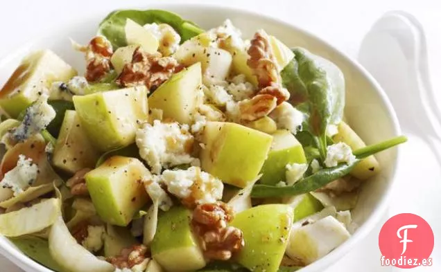 Ensalada de Manzana Picada Con Nueces Tostadas, Queso Azul y Vinagreta de Granada