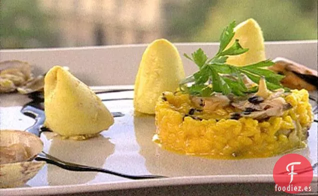 Calamares Mediterráneos rellenos de Mariscos, Risotto de Azafrán y Salsa de Tinta