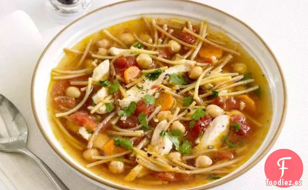 Sopa de Pollo y Fideos con Garbanzos