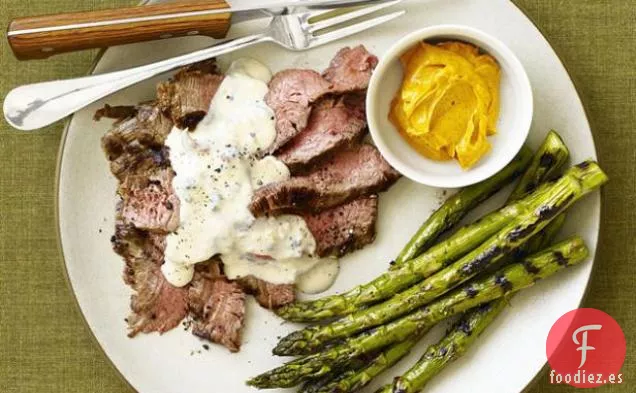 Bistec a la Parrilla con Salsa de Crema de Gorgonzola y Espárragos