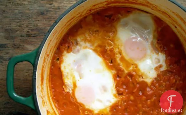 Huevos En Un Purgatorio De Garbanzos Picantes