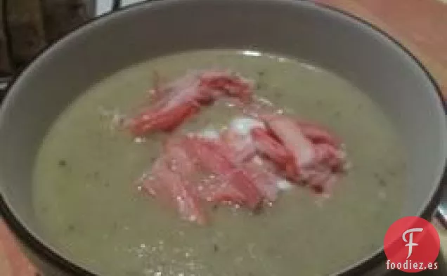 Sopa de Espárragos y Patatas Doradas de Yukón con Crema Agria de Cangrejo y Cebollino