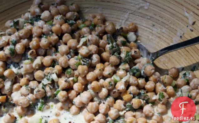 Ensalada De Garbanzos Con Especias Indias Con Yogur Y Hierbas