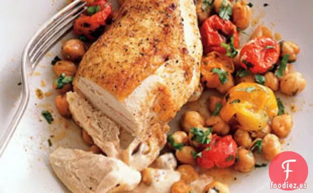 Pechugas De Pollo Asadas Con Garbanzos, Tomates Y Pimentón
