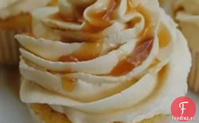Cupcake de Almendras con Glaseado de Crema de Mantequilla de Caramelo Salado
