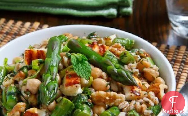 Ensalada de Farro de Espárragos, Halloumi y Garbanzos