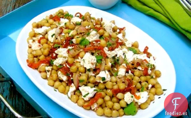 Ensalada De Garbanzos Con Tomates Secos, Queso Feta Y Un Puñado De Hierbas