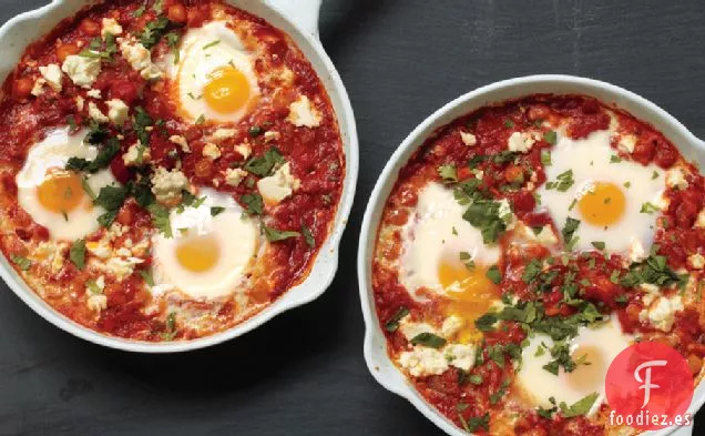 Huevos Escalfados En Salsa De Tomate Con Garbanzos Y Queso Feta