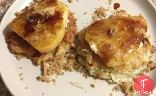 Latkes de Patata con Peras Caramelizadas, Queso de Cabra y Llovizna de Vinagre de Jerez