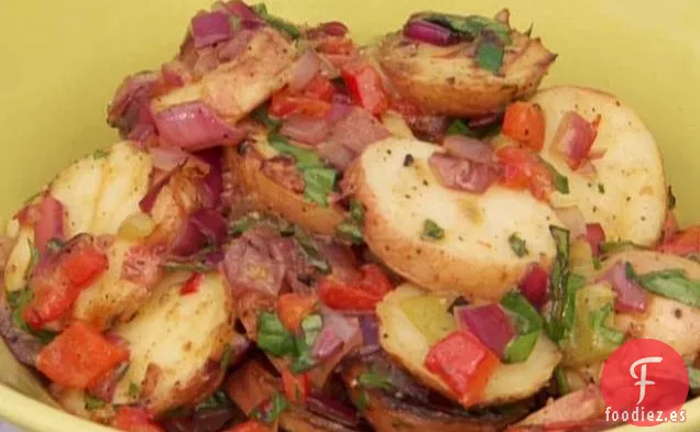 Ensalada de Patata Nueva a la Parrilla con Pimientos y Cebollas