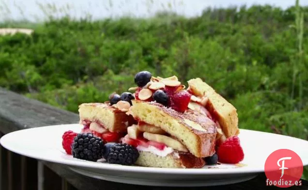 Tostadas Francesas Rellenas de Fresa y Plátano con Jarabe Grand Marnier