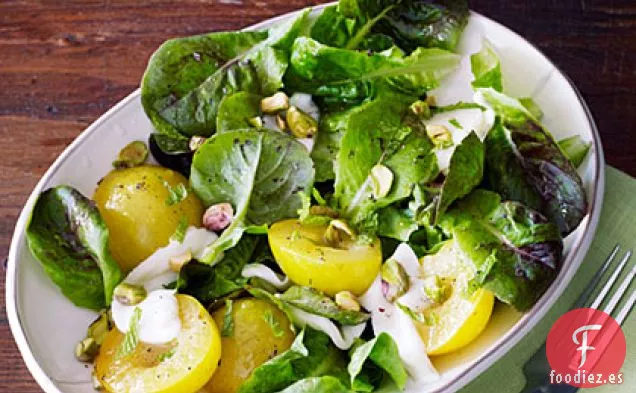 Ensalada de Ciruela Verde con Menta y Pistachos