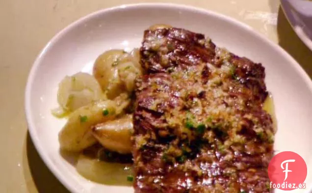 Falda a la Parrilla con Migas de Pan con Hierbas y Salsa Bagna Cauda