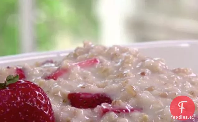 Avena Cortada en Acero con Plátanos y Fresas