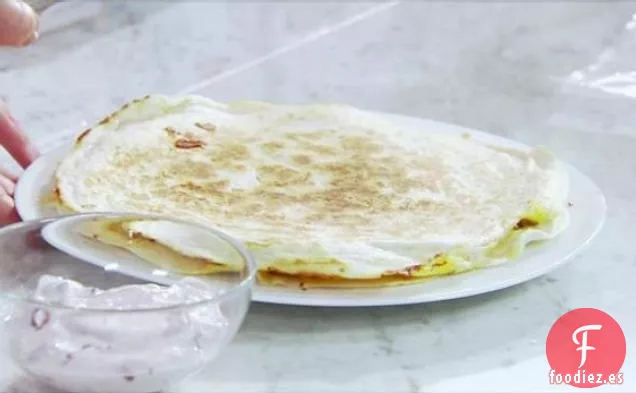 Quesadilla Redonda de 2 Días de Acción de Gracias con Salsa de Crema de Arándanos Rojos