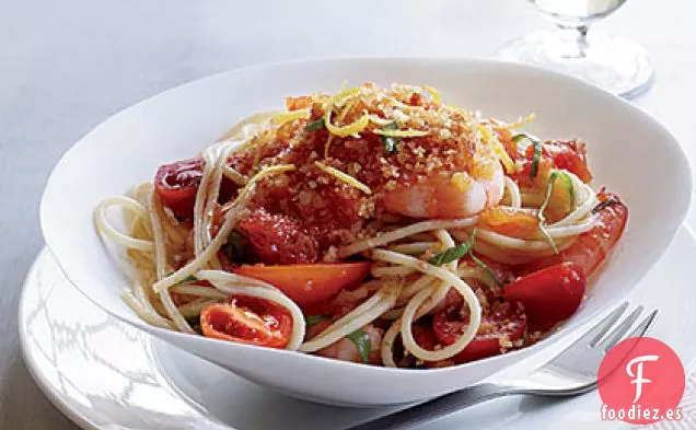 Espaguetis con Camarones, Tomates y Migas de Chile