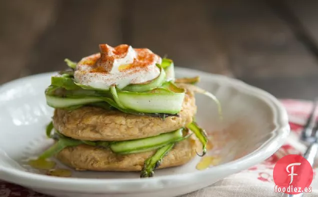 Tartas De Garbanzos Con Espárragos Afeitados Y Yogur