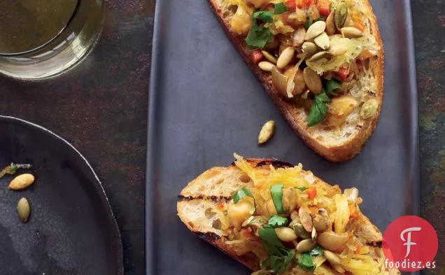 Tostadas de Espagueti con Calabaza y Garbanzos al Curry