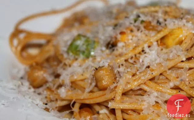 Espaguetis De Calabacín Y Garbanzos Con Pimentón Caliente