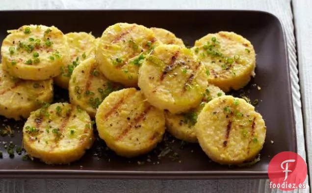 Pasteles de Polenta de Garbanzos a la Parrilla con Aceite de Cebollino y Limón