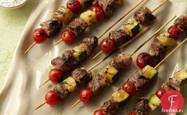 Brochetas de Cordero a la Parrilla con Tomates, Calabacín y Salsa de Yogur