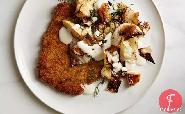 Chuletas de Cerdo Empanadas con Repollo de Manzana Caliente