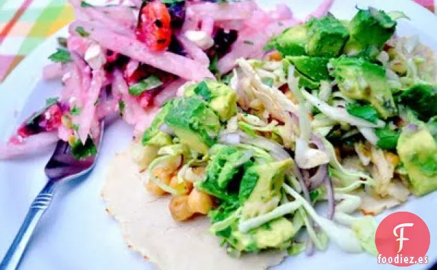 Tacos De Garbanzos Con Repollo, Ensalada De Manzana y Guacamole