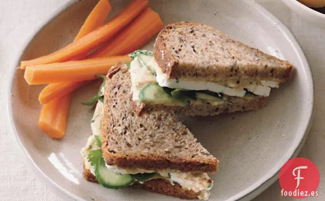 Sándwiches De Hummus Y Queso Feta Sobre Pan Integral