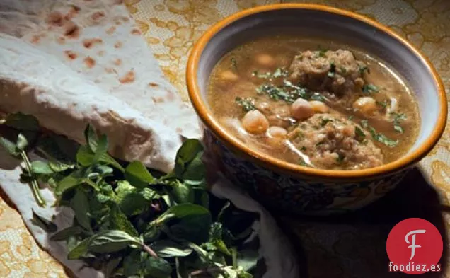Gundi (sopa de albóndigas de pollo y garbanzos)