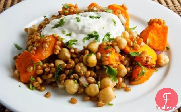 Ensalada De Calabaza Asada Y Garbanzos Con Bayas De Trigo