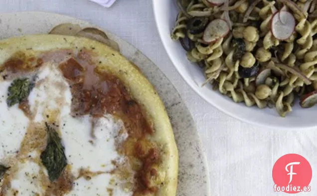 Pizza Margherita Con Ensalada De Pasta Al Pesto