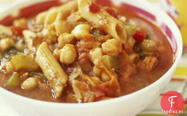 Caldo de tomate, verdura y pasta