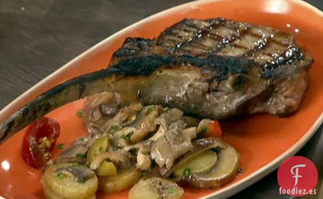 Chuleta de Ternera a la Parrilla con Alevines, Champiñones y Pimientos Cereza