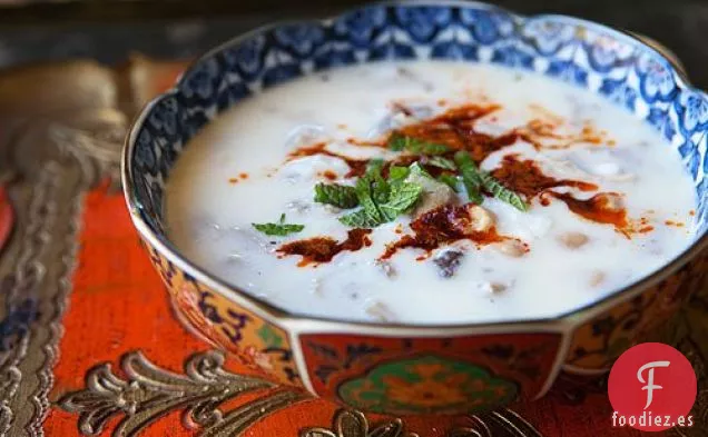 Sopa De Pavo Picante Con Yogur, Garbanzos Y Menta