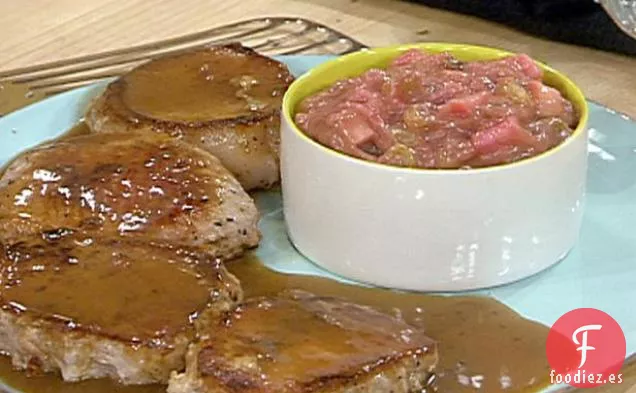 Chuletas de Cerdo Salteadas con Salsa de Cacerola de Bayas de Jerez, Chutney de Ruibarbo