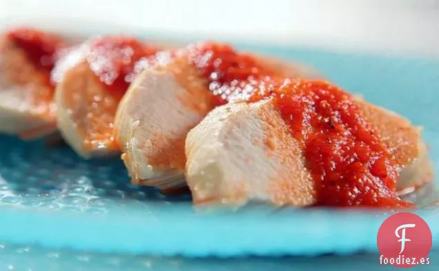 Pechuga de Pollo Escalfada con Salsa de Pimienta Asada
