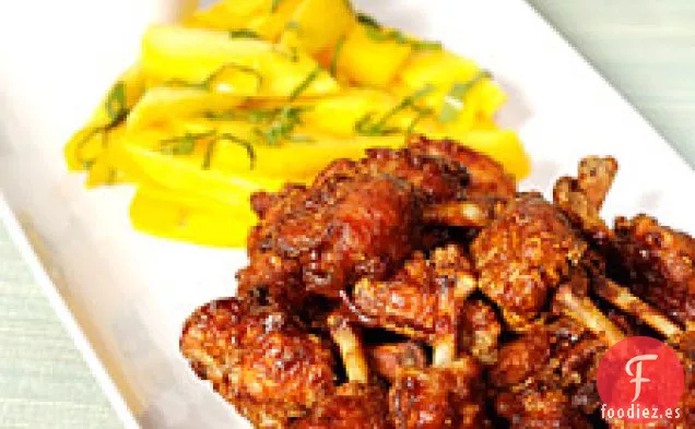 Alitas De Pollo Fritas Tailandesas Con Salsa Picante Y Agria Y Mango Salado