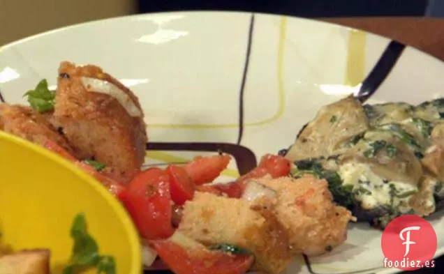 Champiñones Portabello Rellenos de Espinacas y Alcachofas con Ensalada de Tomate y Pan