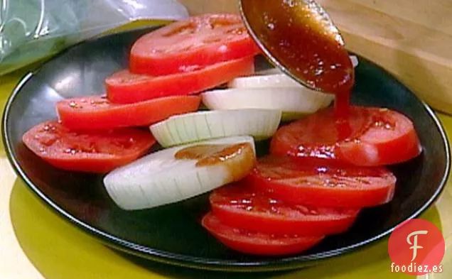 Ensalada de Tomate y Cebolla Vidalia con Aderezo de Salsa de Carne