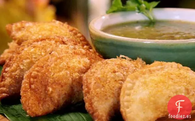 Empanadas de Pollo Picantes con Salsa Verde de Naranja