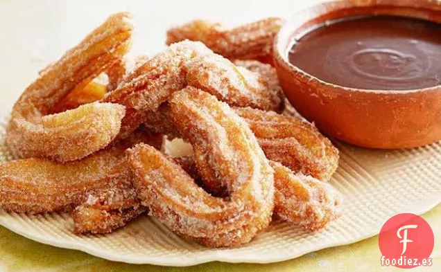Churros de Canela con Salsa de Chocolate Mexicano
