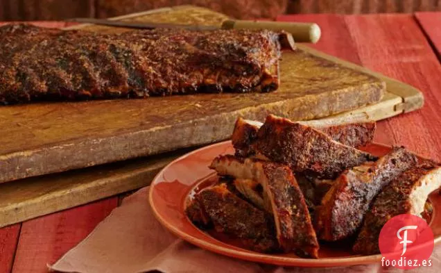 Costillas Ahumadas Frotadas con Especias con Bastón de Arce y Rábano Picante