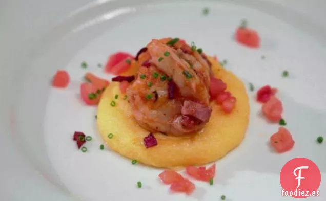 Camarones LoLa y Sémola de Polenta de Parmesano con Tomate y Albahaca Concasse