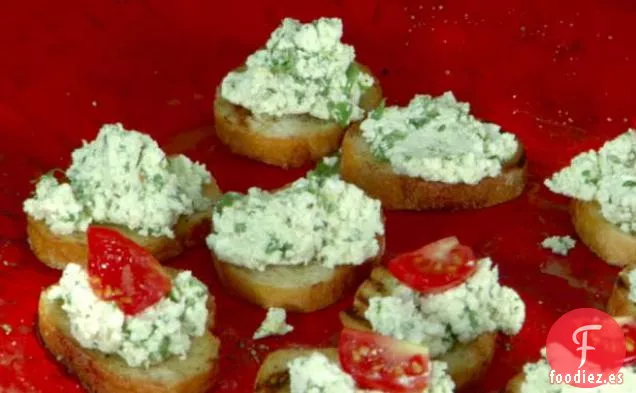 Bruschetta de Queso de Granjero con Pimienta Negra y Albahaca con Tomate