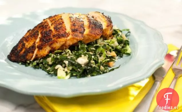 Pechuga de Pollo Friccionada con Chile con Ensalada de Col Rizada, Quinua y Coles de Bruselas
