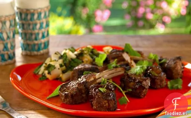 Chuletas de Cordero Frotadas con Especias Hoisin y Ensalada de Col China a la Parrilla